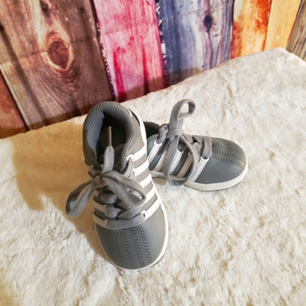 Boys size 7 toddler sneakers